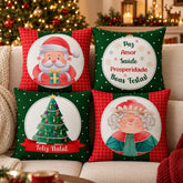 Kit Noelina Festiva com quatro capas de almofada estampadas: Papai Noel, Boas Festas, árvore de Natal e Mamãe Noel no sofá
