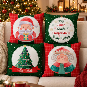 Kit Noelina Festiva com quatro capas de almofada estampadas: Papai Noel, Boas Festas, árvore de Natal e Mamãe Noel no sofá