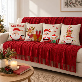Quatro capas de almofada Noelina Papai Noel em sofá decorado para o Natal