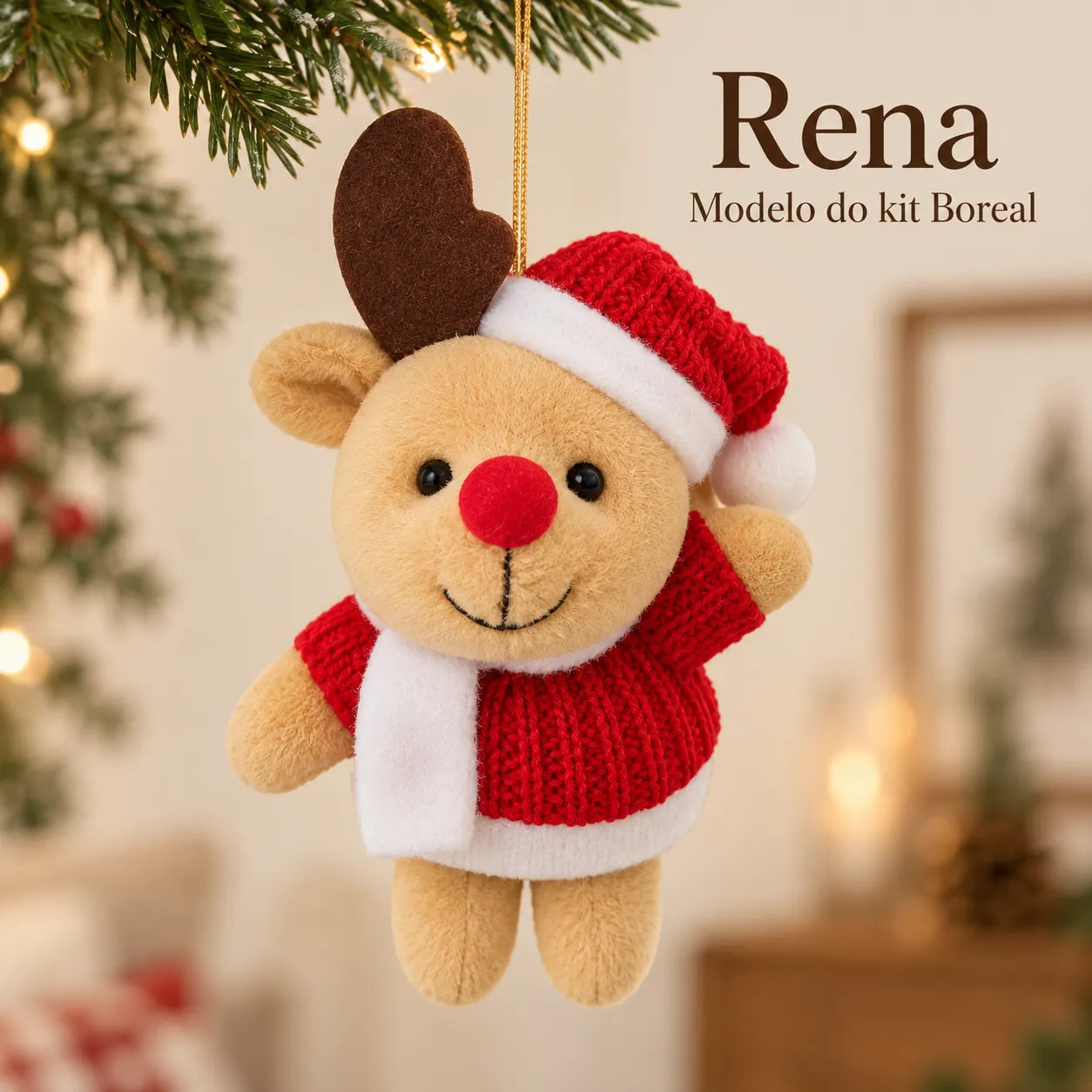 Um enfeite de rena do kit Boreal, com gorro vermelho e cachecol branco, acompanhado do nome do modelo.