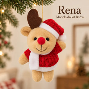 Um enfeite de rena do kit Boreal, com gorro vermelho e cachecol branco, acompanhado do nome do modelo.