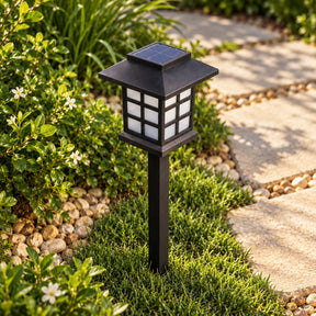 Detalhe da Luminária Solar Kaori em formato de espeto e estilo oriental