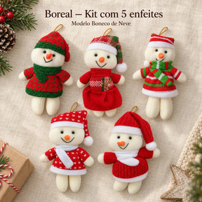 Cinco bonecos de neve Boreal sobre tecido claro, vistos de cima, com o texto Kit com 5 enfeites — Modelo Boneco de Neve.