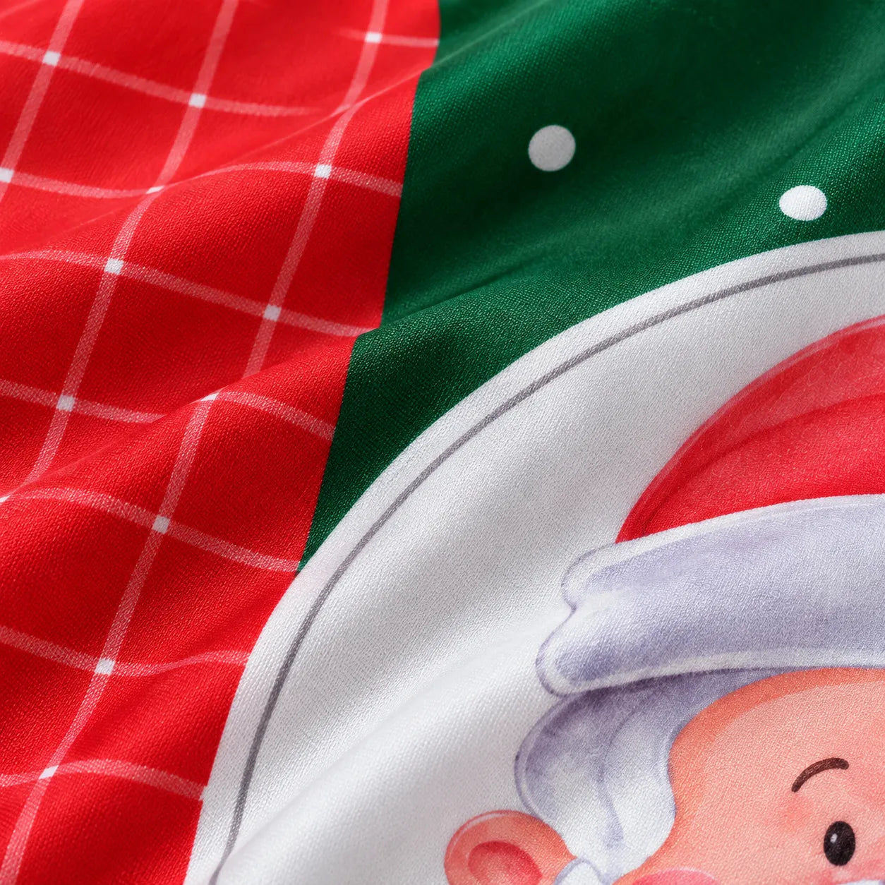 Detalhe da estampa de Papai Noel e do padrão xadrez vermelho