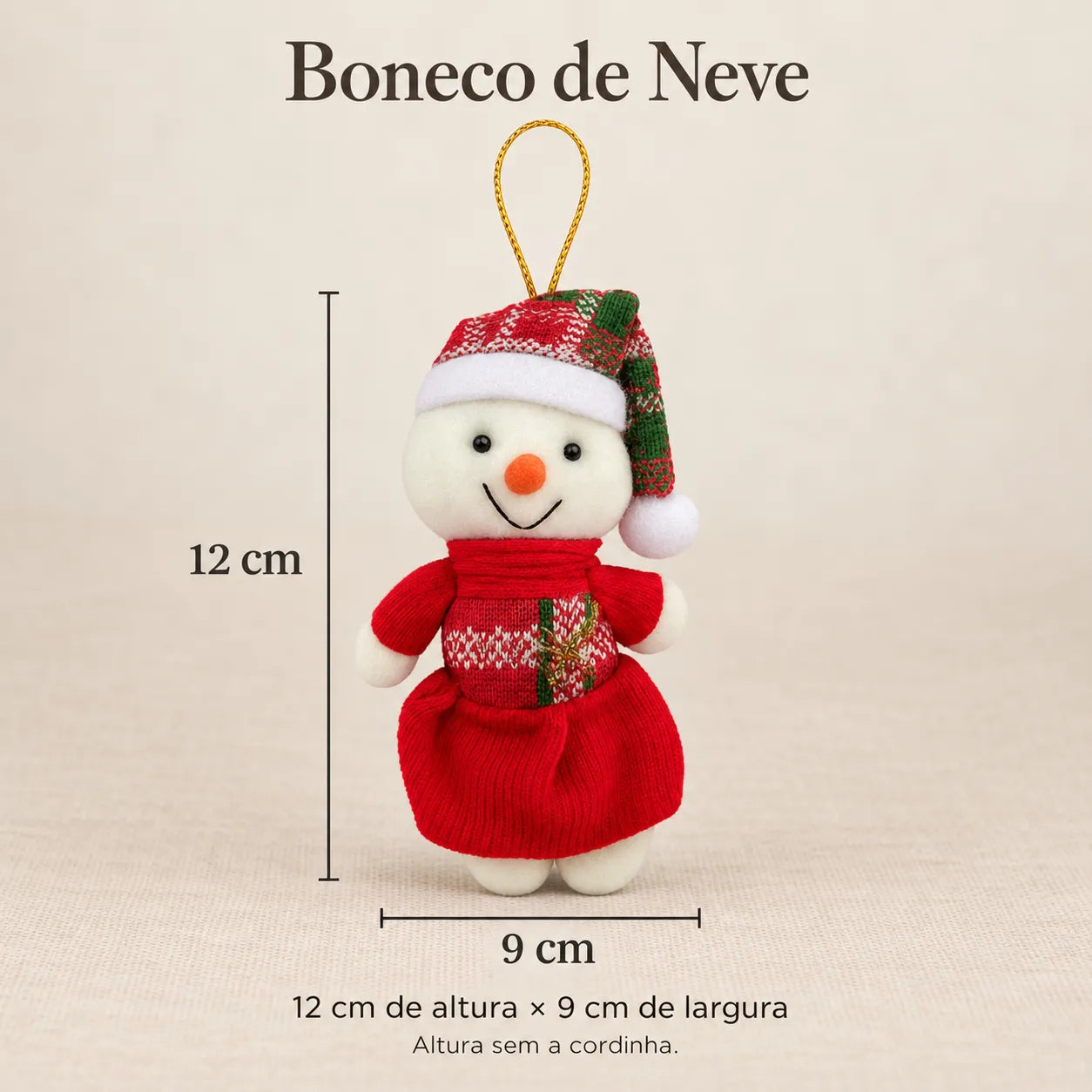 Boneco de neve do kit Boreal com indicação de 12 cm de altura sem a cordinha e 9 cm de largura.