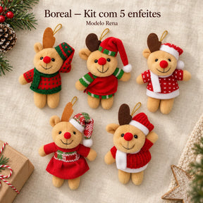 Cinco enfeites de rena Boreal sobre tecido claro, vistos de cima, com o texto Kit com 5 enfeites — Modelo Rena.