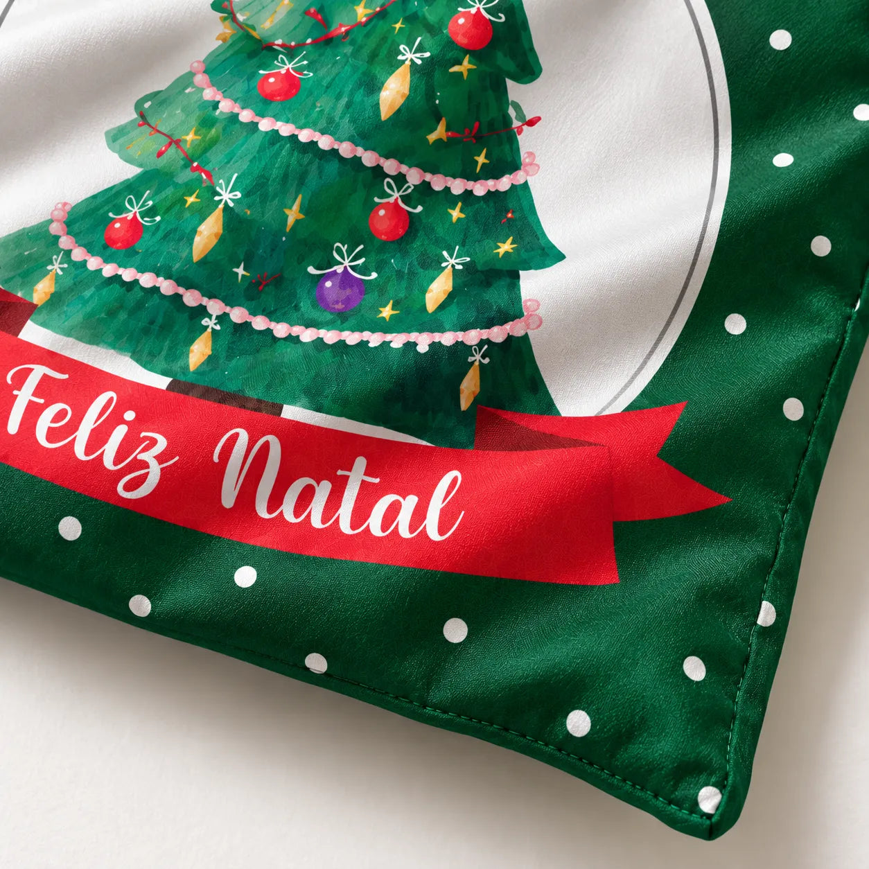 Detalhe da árvore de Natal com faixa Feliz Natal