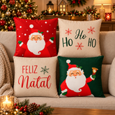 Kit de quatro capas de almofada Noelina Celebração no sofá, com Papai Noel, Ho Ho Ho e Feliz Natal.