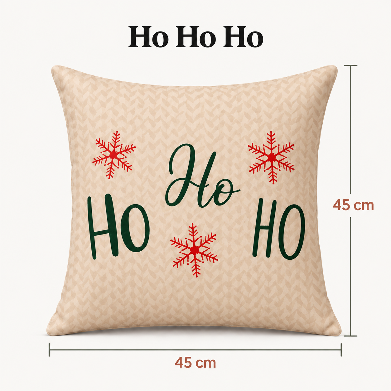 Capa Noelina Celebração creme com Ho Ho Ho verde e flocos vermelhos, com medidas de 45 × 45 cm.