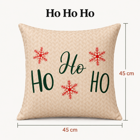 Capa Noelina Celebração creme com Ho Ho Ho verde e flocos vermelhos, com medidas de 45 × 45 cm.