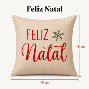 Capa Noelina Celebração creme com Feliz Natal vermelho e floco verde, com medidas de 45 × 45 cm.